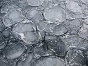 Goitzsche See – Texturen aus Eis, Eisschollen auf dem Wasser