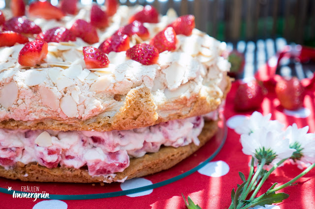 Erdbeer-Sahne-Baiser-Torte