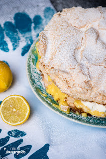 chneemousse-Torte mit Lemoncurd-Pudding: Fluffiger Teig mit Baiserschicht gefüllt mir zitroniger Puddingcreme und Schlagsahne