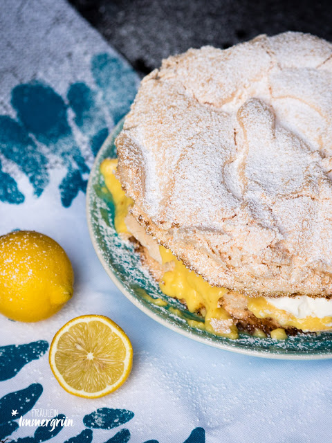 chneemousse-Torte mit Lemoncurd-Pudding: Fluffiger Teig mit Baiserschicht gefüllt mir zitroniger Puddingcreme und Schlagsahne