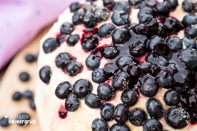 Möhren-Walnuss-Torte mit Blaubeeren und Frischkäse-Frosting, Layer-Cake