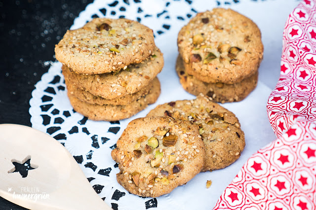 Vegane Sesam-Tahini-Cookies mit Pistazien – nicht zu süß und lecker knusprig.