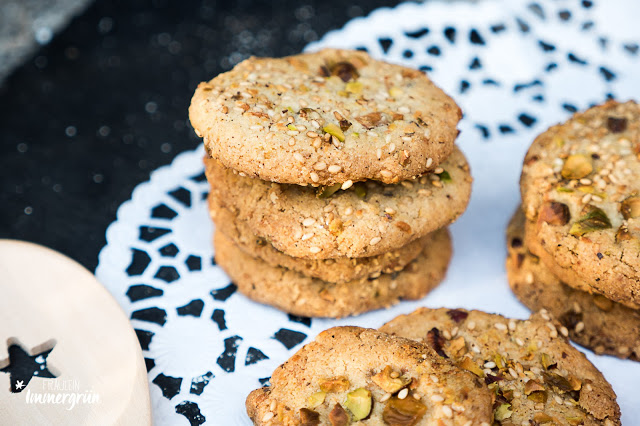 Vegane Sesam-Tahini-Cookies mit Pistazien – nicht zu süß und lecker knusprig.