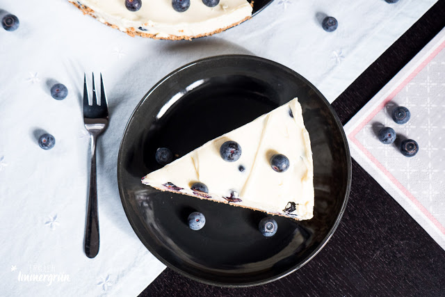 Käsekuchen mit weißer Schokolade und Blaubeeren