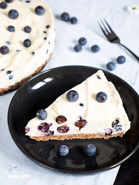 Käsekuchen mit weißer Schokolade und Blaubeeren