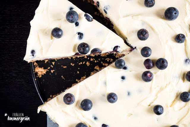 Käsekuchen mit weißer Schokolade und Blaubeeren