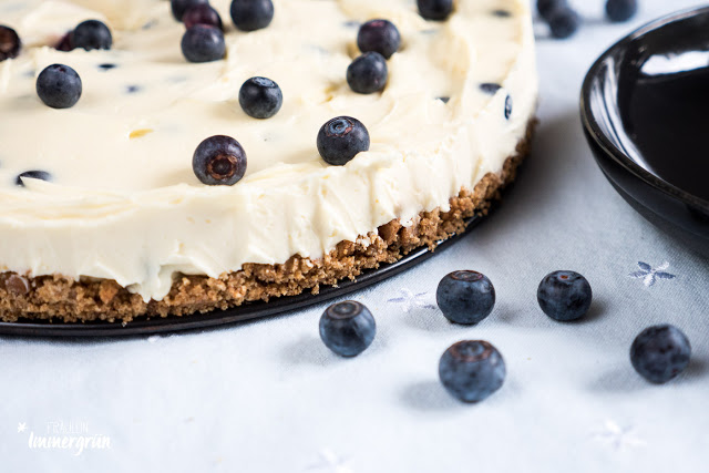 Käsekuchen mit weißer Schokolade und Blaubeeren