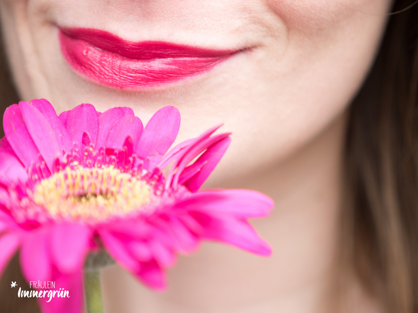 100 Percent Pure natuerlicher Lippenstift: Tragefoto von Pomegranate Oil Anti Aging Lipstick Narcissus. Vegane Naturkosmetik.