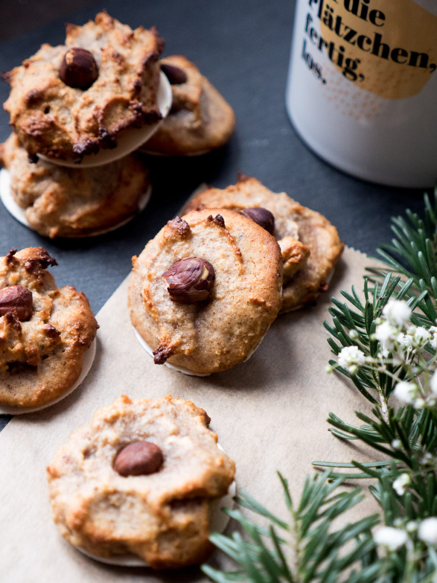 Weihnachtsbäckerein mit veganen und glutenfreien Nuss-Makronen. Mandelmuss trifft auf Marzipan und Haselnüsse – gelingt ganz leicht.