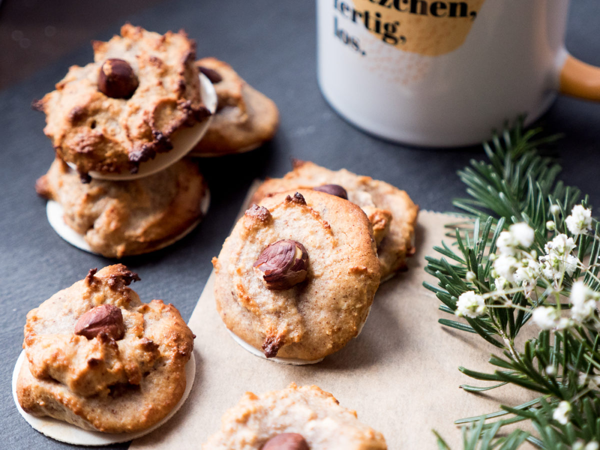 Weihnachtsbäckerein mit veganen und glutenfreien Nuss-Makronen. Mandelmuss trifft auf Marzipan und Haselnüsse – gelingt ganz leicht.
